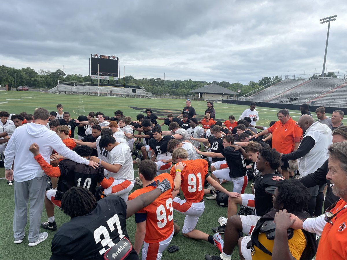 McTJacketsFB's tweet photo. HOME IS WHERE THE 🖤🧡 IS
#MCGILLTOOLENYELLOWJACKETS ‼️ #BURNTHEBOATS #BUILTBYMCT
@CoachDFaulkner @CoachTbuck4
@QuintinProffitt @ConnorCollier12
@FootballGandalf @DJTheWarrior76
@the_coachmentor @doriot5 @Christian_thedb https://t.co/1wXGQwWvJo