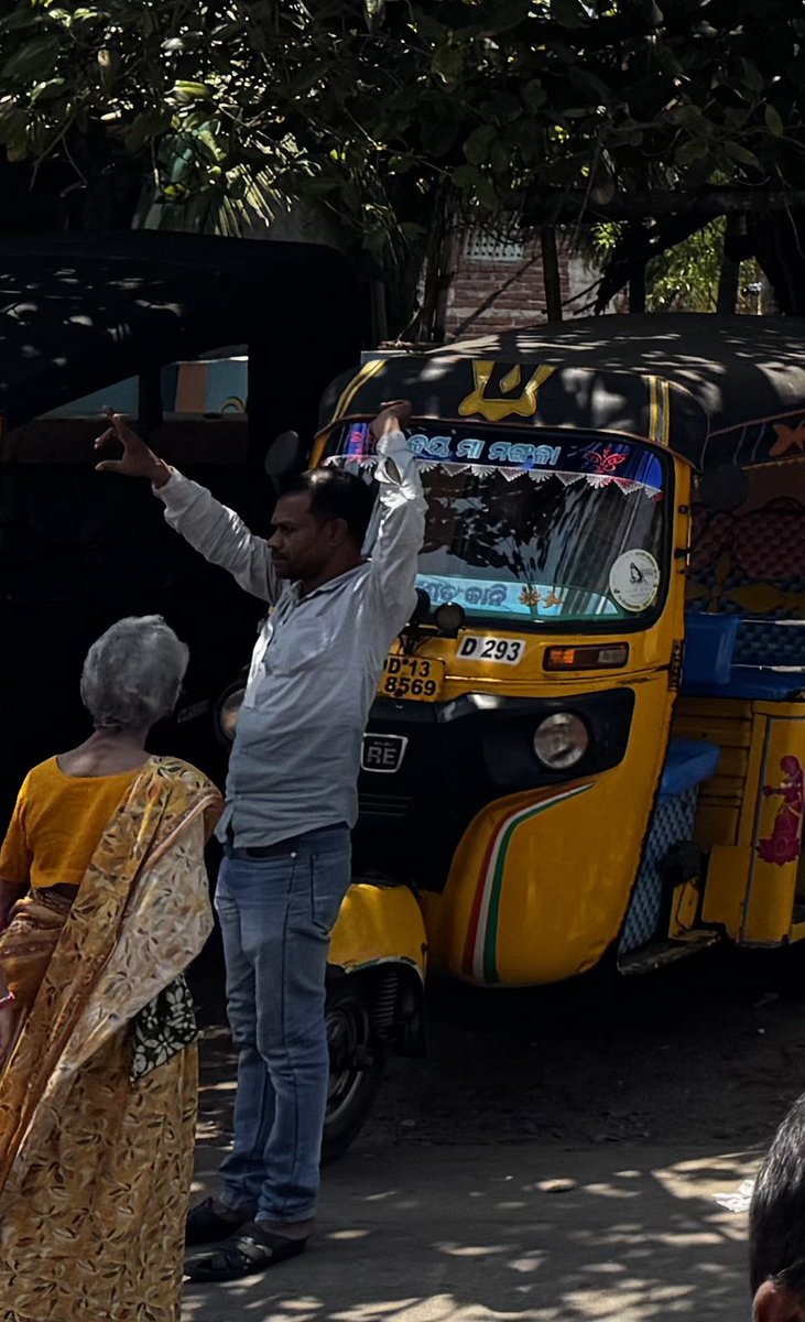 david1389's tweet photo. @SPPuri1 @odisha_police @PuriPolice
In Puri near Lighthouse area, an auto driver threatened us &amp; blocked another auto after we refused his ₹2000 demand for a Konark Sun Temple trip. We with an ailing mother &amp; infant child. Such hooliganism harms tourist safety. https://t.co/rRdY0zL0Pa