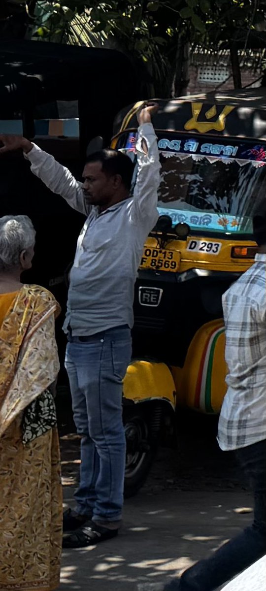 david1389's tweet photo. @SPPuri1 @odisha_police @PuriPolice
In Puri near Lighthouse area, an auto driver threatened us &amp; blocked another auto after we refused his ₹2000 demand for a Konark Sun Temple trip. We with an ailing mother &amp; infant child. Such hooliganism harms tourist safety. https://t.co/rRdY0zL0Pa