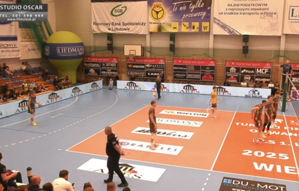 ❗️ Wieluń, turniej finałowy o
awans do 1. Ligi, 8. dzień maja: 

W polu serwisowym...
17-letni Arkadiusz Wlazły.

Pod siatką...
42-letni Mariusz Wlazły. 

CO ZA MOMENT... 

Screen: Adam Studio, YT.
#podsiatka