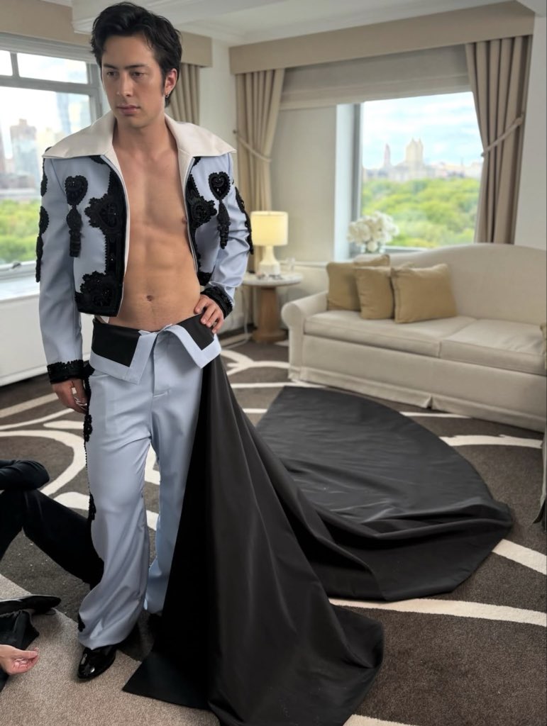 hudsonwupdates's tweet photo. Hudson Williams via (pppiccioli) on Instagram! 

“Hudson. Met 2026
The "Matador" look worn by Hudson is both an archival reference from Cristóbal and a nod to the Spanish iconography that has always permeated his work; a garment originally born from the hypermasculinity of the bullring, re-imagined by Cristóbal in the '40s for the feminine silhouette, and now brought full circle by Hudson.
It proves that art has no binary, and neither does fashion. True style isn't about adhering to the history of a garment, but about the energy of the human being "in" the clothes.
There is an undeniable power that comes from being completely at ease in your own skin. When you stop dressing for a category and start dressing for yourself, the clothes lose their labels and simply become a reflection of your identity.” 

(1/3)