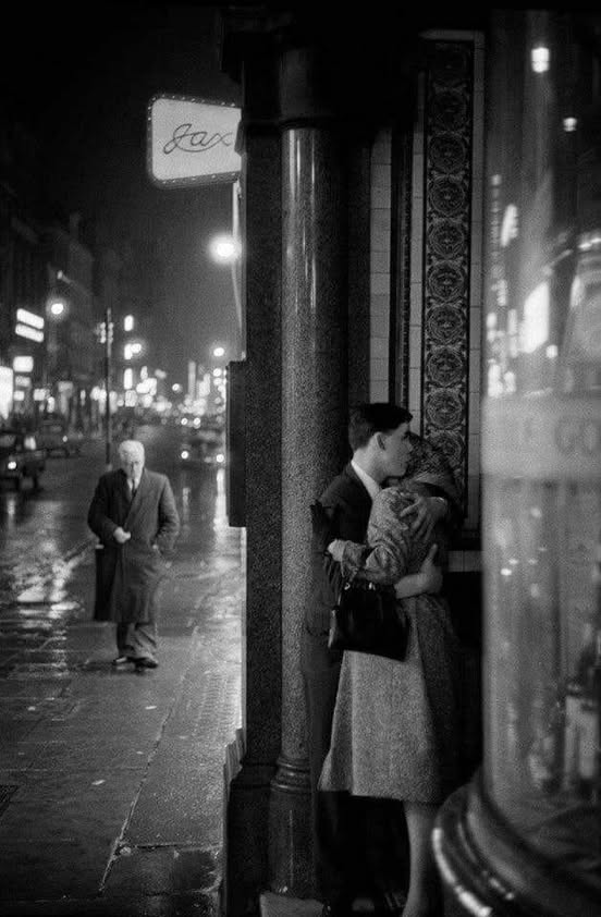 "El corazón cree todo o casi todo lo que le hace latir, pobre inocente".
Mario Benedetti
📷  Philip J. Griffiths