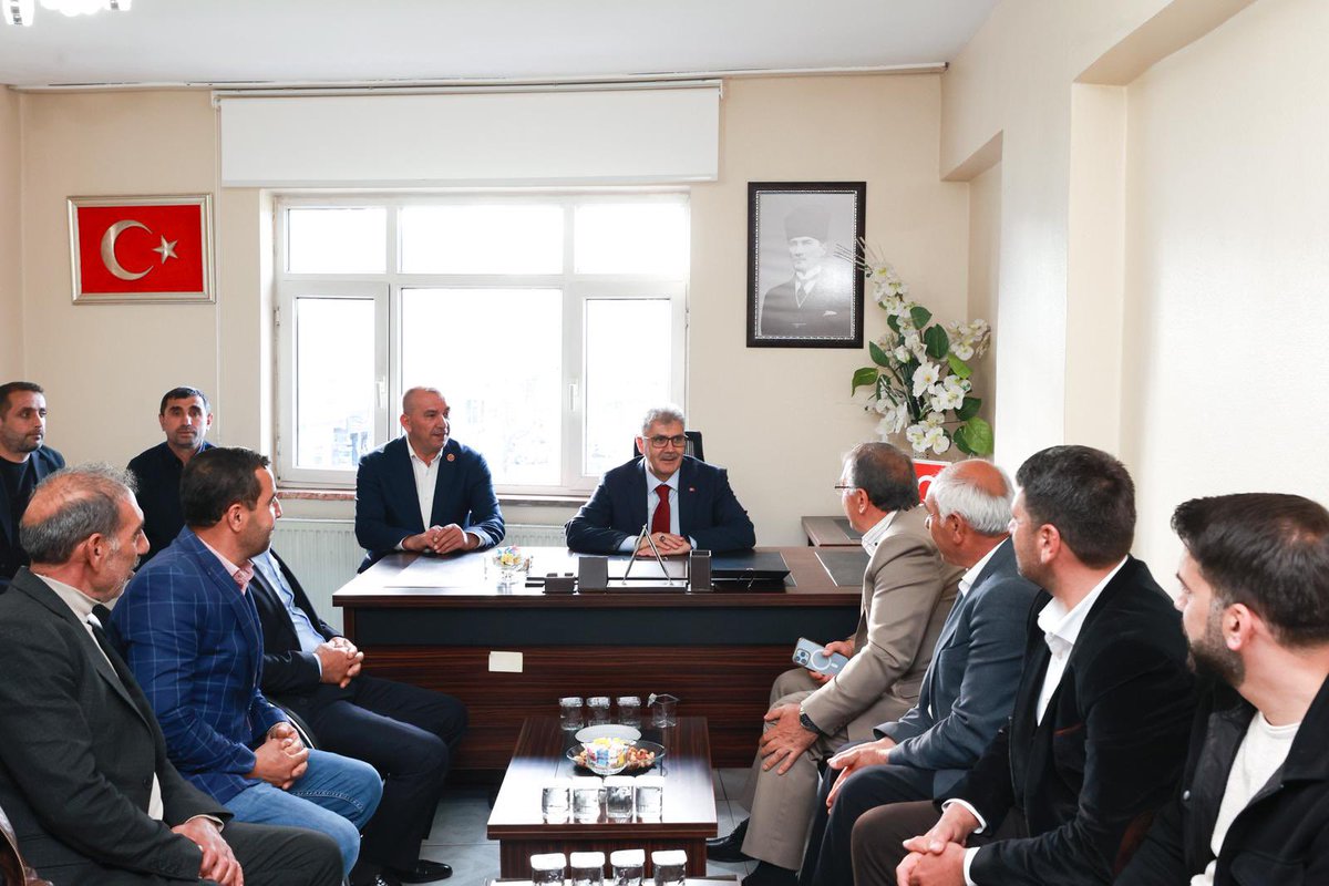 mehmederdogan12's tweet photo. Bingöl Valisi Sayın Cahit ÇELİK’in, Muhtarlar Derneğimize gerçekleştirmiş olduğu nazik iadeyi ziyaretlerinden dolayı şahsım ve dernek üyelerimiz adına kendilerine en içten teşekkürlerimizi sunuyorum.

Gerçekleşen bu anlamlı ziyaret; devletimizin temsil makamları ile mahalle ve köylerimiz arasında köprü görevi üstlenen muhtarlarımız arasındaki birlik, beraberlik ve güçlü dayanışmanın en güzel örneklerinden biri olmuştur. Sayın Valimizin samimi yaklaşımı, yapıcı değerlendirmeleri ve yerel yönetim anlayışına verdiği önem bizleri ayrıca memnun etmiştir.

Muhtarlarımızın talep, öneri ve sahadaki gözlemlerine göstermiş oldukları yakın ilgi; vatandaş odaklı hizmet anlayışının ne kadar güçlü bir şekilde benimsendiğinin açık bir göstergesidir. İnanıyoruz ki kamu kurumlarımız ile muhtarlarımız arasındaki istişare kültürü güçlendikçe, ilimize ve vatandaşlarımıza sunulan hizmet kalitesi de aynı ölçüde artacaktır.

Nazik ziyaretleri, kıymetli sohbetleri ve derneğimize göstermiş oldukları değerli ilgiden dolayı Bingöl Valimiz Sayın Cahit ÇELİK’e bir kez daha teşekkür ediyor; yürütmekte oldukları görevlerinde üstün başarılar diliyoruz.

@bingolvaliligi 
@celikcahit