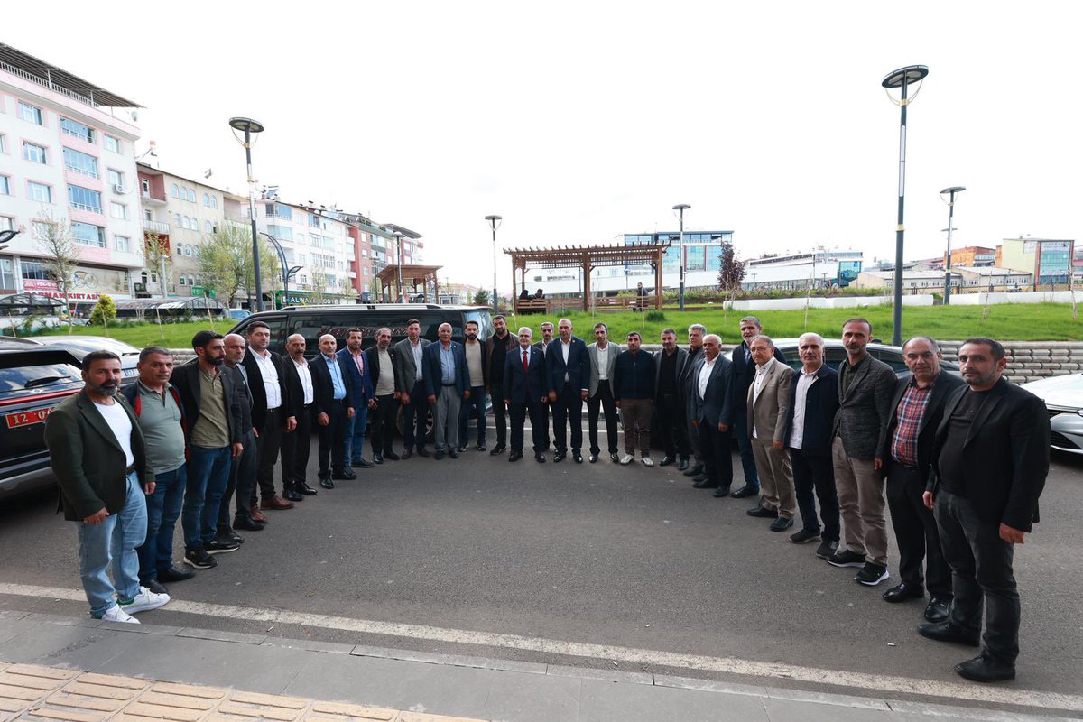 mehmederdogan12's tweet photo. Bingöl Valisi Sayın Cahit ÇELİK’in, Muhtarlar Derneğimize gerçekleştirmiş olduğu nazik iadeyi ziyaretlerinden dolayı şahsım ve dernek üyelerimiz adına kendilerine en içten teşekkürlerimizi sunuyorum.

Gerçekleşen bu anlamlı ziyaret; devletimizin temsil makamları ile mahalle ve köylerimiz arasında köprü görevi üstlenen muhtarlarımız arasındaki birlik, beraberlik ve güçlü dayanışmanın en güzel örneklerinden biri olmuştur. Sayın Valimizin samimi yaklaşımı, yapıcı değerlendirmeleri ve yerel yönetim anlayışına verdiği önem bizleri ayrıca memnun etmiştir.

Muhtarlarımızın talep, öneri ve sahadaki gözlemlerine göstermiş oldukları yakın ilgi; vatandaş odaklı hizmet anlayışının ne kadar güçlü bir şekilde benimsendiğinin açık bir göstergesidir. İnanıyoruz ki kamu kurumlarımız ile muhtarlarımız arasındaki istişare kültürü güçlendikçe, ilimize ve vatandaşlarımıza sunulan hizmet kalitesi de aynı ölçüde artacaktır.

Nazik ziyaretleri, kıymetli sohbetleri ve derneğimize göstermiş oldukları değerli ilgiden dolayı Bingöl Valimiz Sayın Cahit ÇELİK’e bir kez daha teşekkür ediyor; yürütmekte oldukları görevlerinde üstün başarılar diliyoruz.

@bingolvaliligi 
@celikcahit