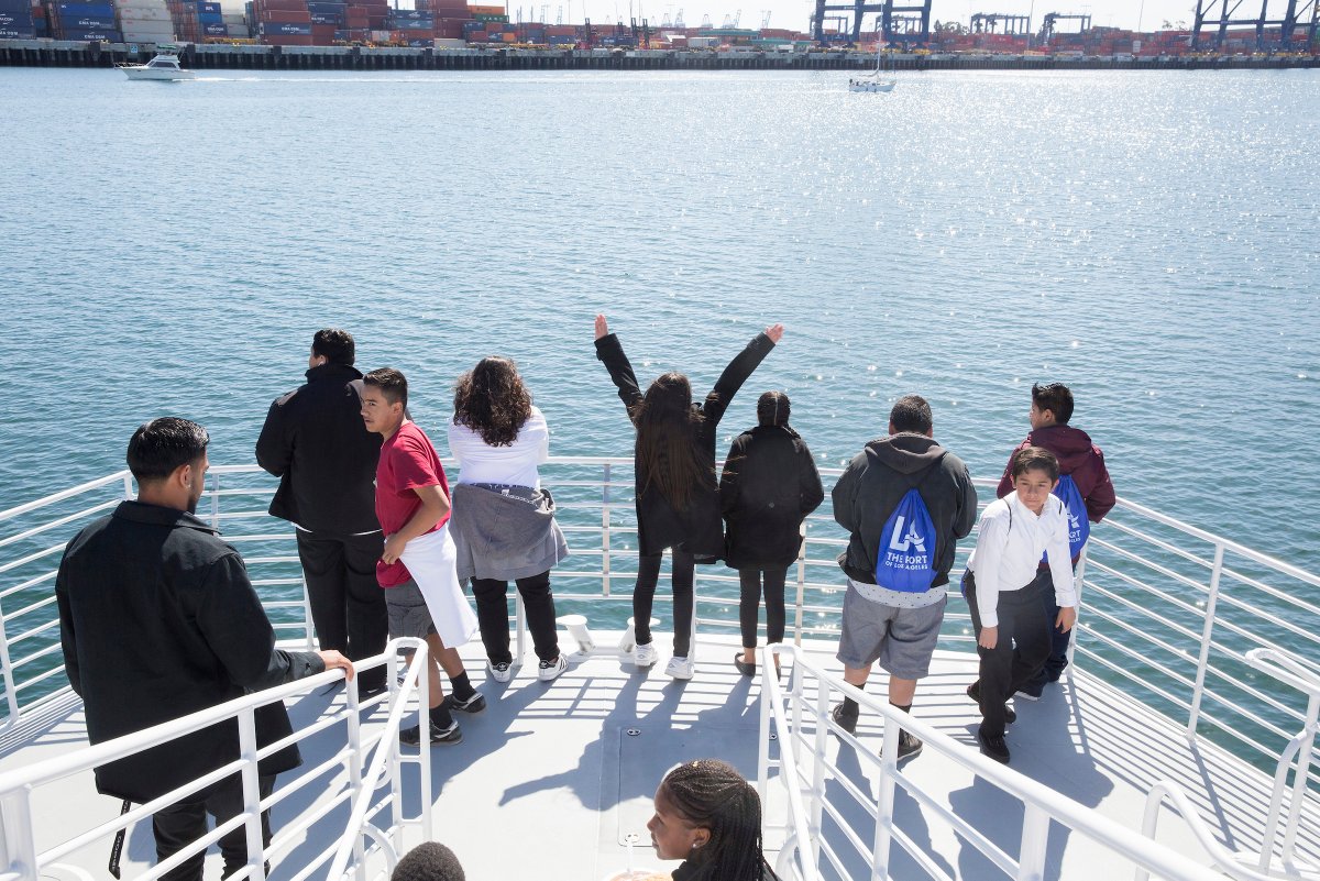 PortofLA's tweet photo. Against a blue sky or May gray, a free boat tour of the Port of Los Angeles is not to be missed! ⛴️🙋

📅 Sat., May 9
⏰ 11 a.m.-2 p.m. (last departure at 1 p.m.)
📍 Wilmington Waterfront Promenade
🎟️ Free; no tickets or reservations required

Info/FAQs: https://t.co/iJeelnF3v8 https://t.co/ESRzO5ixQu