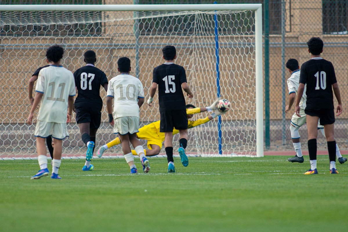 AlShababYouth's tweet photo. حامي العرين "فواز المطيري" يتصدى لركلة جزاء 🤍🧤

#يلا_شباب | U15 https://t.co/97rroz2ks1
