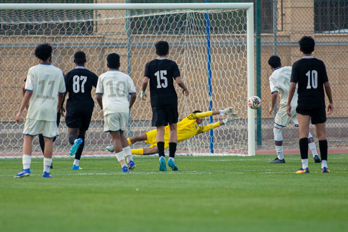 AlShababYouth's tweet photo. حامي العرين "فواز المطيري" يتصدى لركلة جزاء 🤍🧤

#يلا_شباب | U15 https://t.co/97rroz2ks1