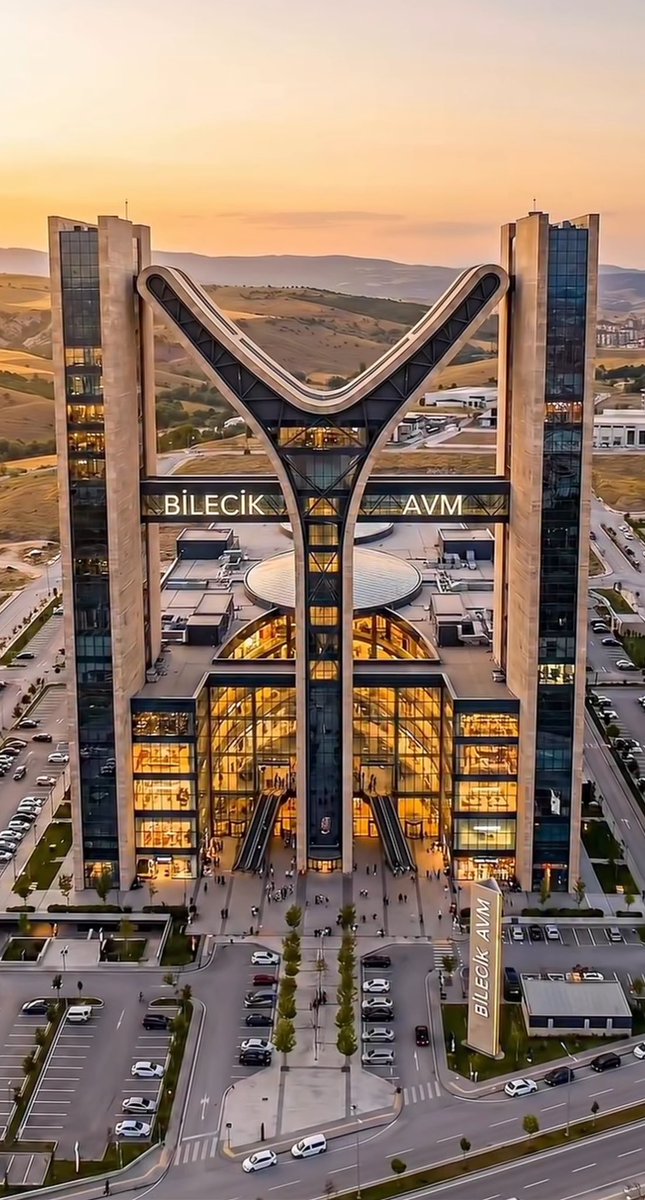 itiraf_bseu2's tweet photo. Arkadaşlar KYK kredilerini biriktirip şu AVM’yi yapalım art��k 😭😂 #bilecik https://t.co/gjY6jNLUZw