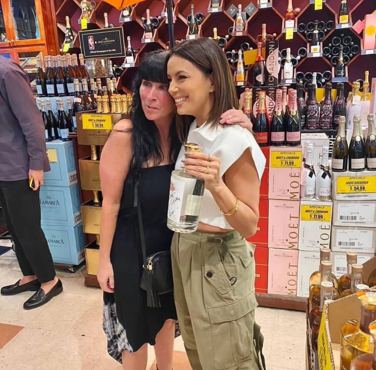 JudithkaplanT's tweet photo. It was a great experience to be able to host the 𝗠𝗘𝗘𝗧 &amp; 𝗚𝗥𝗘𝗘𝗧 event with @EvaLongoria and part of the Team, Mariana Padilla and Alejandra Pelayo, who created this luxurious Tequila @CasadelSolTequila.

This ultra-premium spirits brand is made from 100 percent Blue Weber https://t.co/TP0a4KfklJ