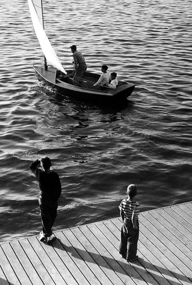 deryainciderya's tweet photo. Harold Roth

Sailing Away.
Port Washington, Long Island, 1949 https://t.co/ZeNdjViH3r