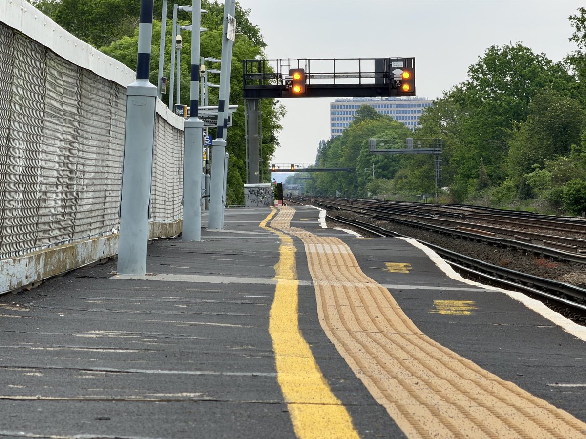 MarblePlane2873's tweet photo. The incredibly bad platform of Berrylands https://t.co/ZVJsQvATZV