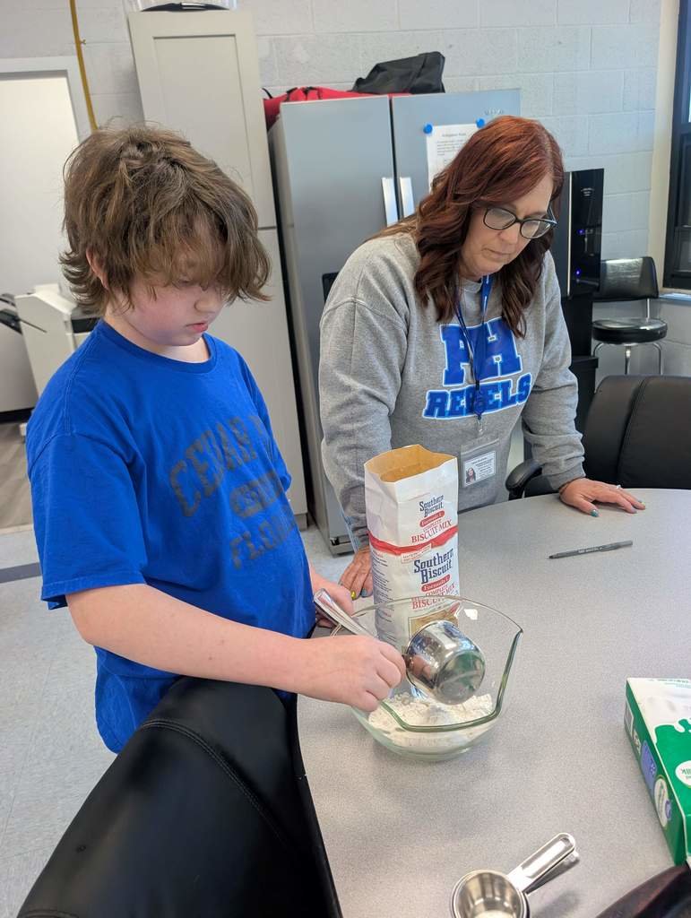 Patrick_HenryHS's tweet photo. Homemade buttermilk biscuits and chocolate gravy...yummy!  Ms. Sexton's class made this in class today in the Center Based program at Patrick Henry High School.  Hands-on learning and teamwork made this project delicious! https://t.co/A6bjyyuD94