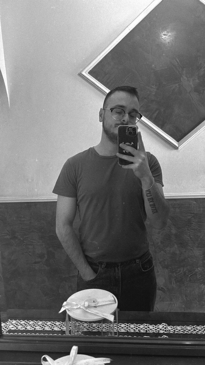 callmeTom23's tweet photo. Finalmente è VENERDÌ✨ https://t.co/QwIE7TvhB7