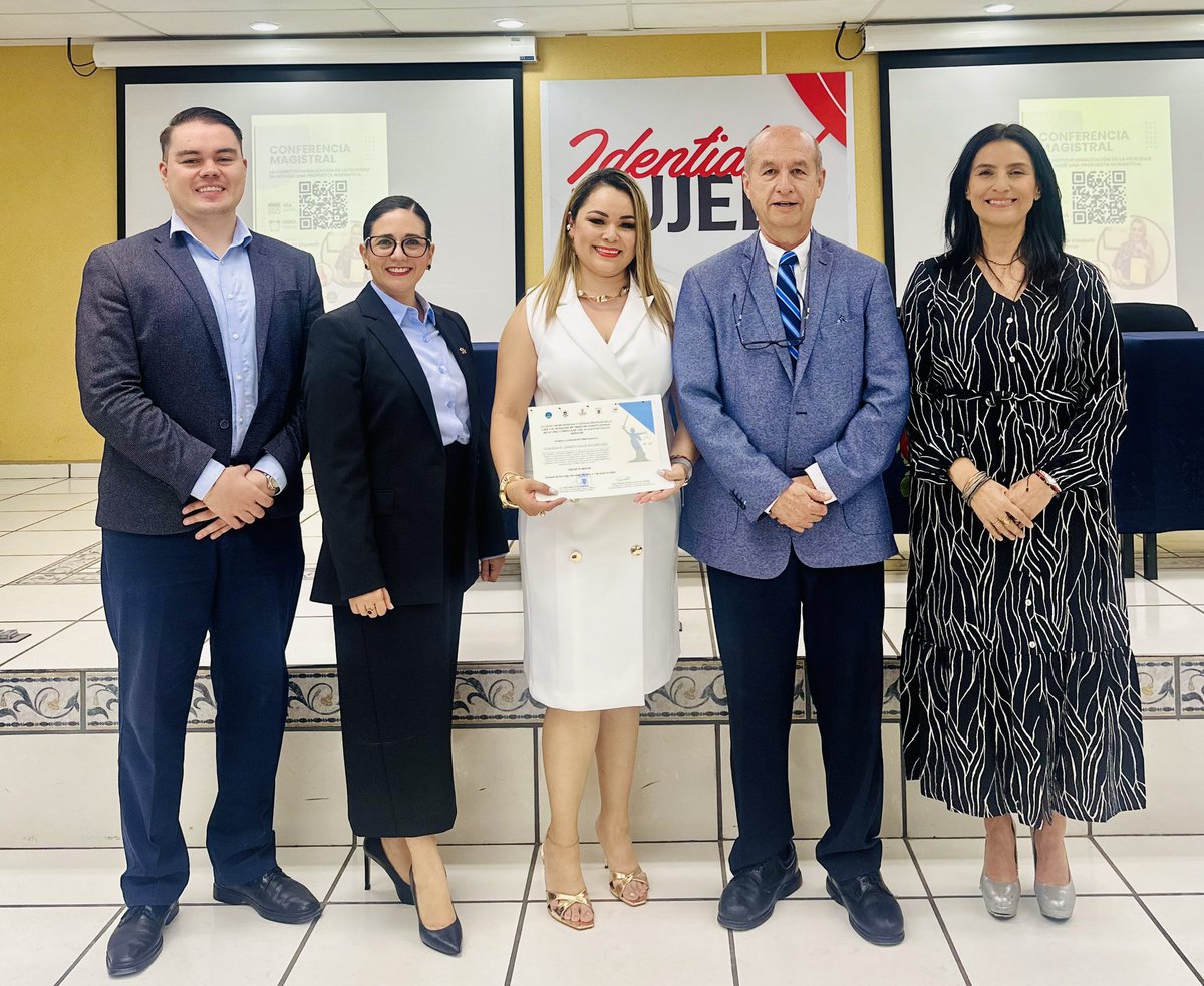 gaby_valles_s's tweet photo. Conferencia Magistral “La constitucionalización de la felicidad en México: una propuesta normativa” 🙌⚖️✔️. Un espacio académico propiciado por la #FaderyCipol #UJED, a través de la Academia de Derecho Constitucional 👩🏻‍🏫👨🏻‍🏫. https://t.co/0JVj8DsioZ
