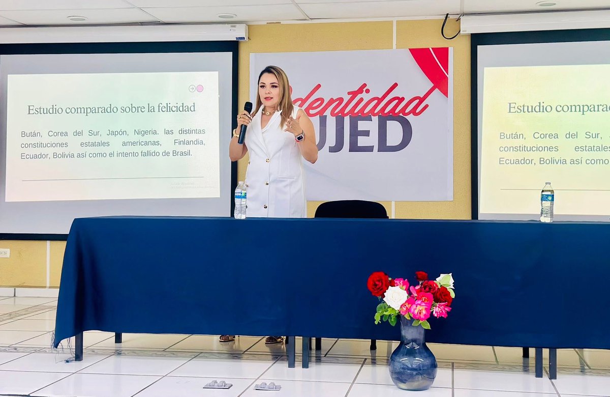gaby_valles_s's tweet photo. Conferencia Magistral “La constitucionalización de la felicidad en México: una propuesta normativa” 🙌⚖️✔️. Un espacio académico propiciado por la #FaderyCipol #UJED, a través de la Academia de Derecho Constitucional 👩🏻‍🏫👨🏻‍🏫. https://t.co/0JVj8DsioZ