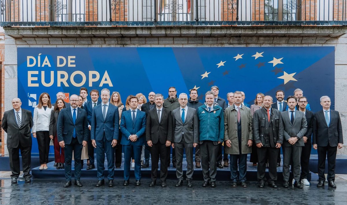 pcorbalanruiz's tweet photo. Hoy he asistido al izado de bandera en #LasRozas para conmemorar el #DiadeEuropa, día en el que celebramos la paz y la unidad en Europa.
@ComunidadMadrid https://t.co/9cYH2Myddy
