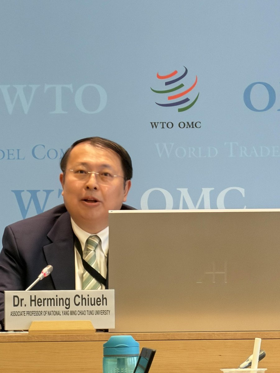 TaiwanWTO's tweet photo. 我駐WTO代表團與以色列及巴拿馬代表團在WTO舉辦產業與貿易政策對話，以「小型開放經濟體之產業政策與創新生態系」為主題，分享創新及貿易多元化經驗。我國講者國立陽明交通大學副教授（前數位發展部次長）闕河鳴於演說中分享臺灣多年來基於民主、韌性與普世價值所建立的AI產業經驗，深獲好評。 https://t.co/osDyEerzO1