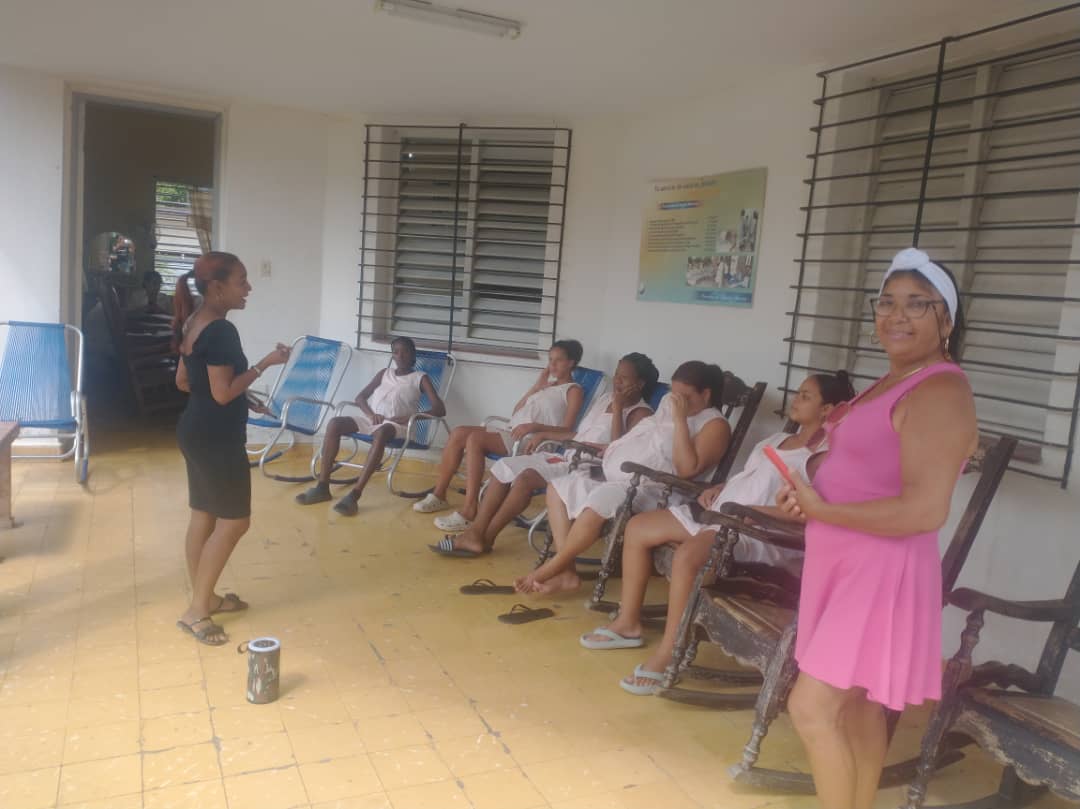 cc_caney's tweet photo. Pétalos de Rosa en el Hogar Materno: doble homenaje a las madres que dan vida y al son que da identidad.
#SiempreSantiago
#CubaSoberana
#100AñosConFidel
#CubaEstáFirme https://t.co/6a3Z3A8Ojs