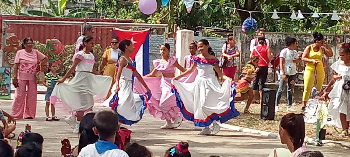 EducacionIJ's tweet photo. Así cerró la jornada dedicada al Son .El nivel educativo de primaria dió una hermosa demostración del conocimiento de los escolares sobre este género musical muy cubano.#CubaEsClave.
@EducacionIJ .
@CubaMined .
@SentirPinero1
@EnaReyesTorre .
#CubaEsSon. https://t.co/Yu54ozRDiQ