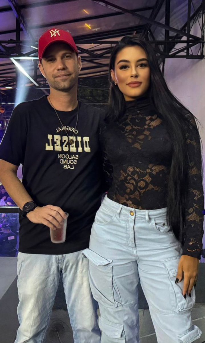 Ela toda linda e gostosa e eu só a vareta.