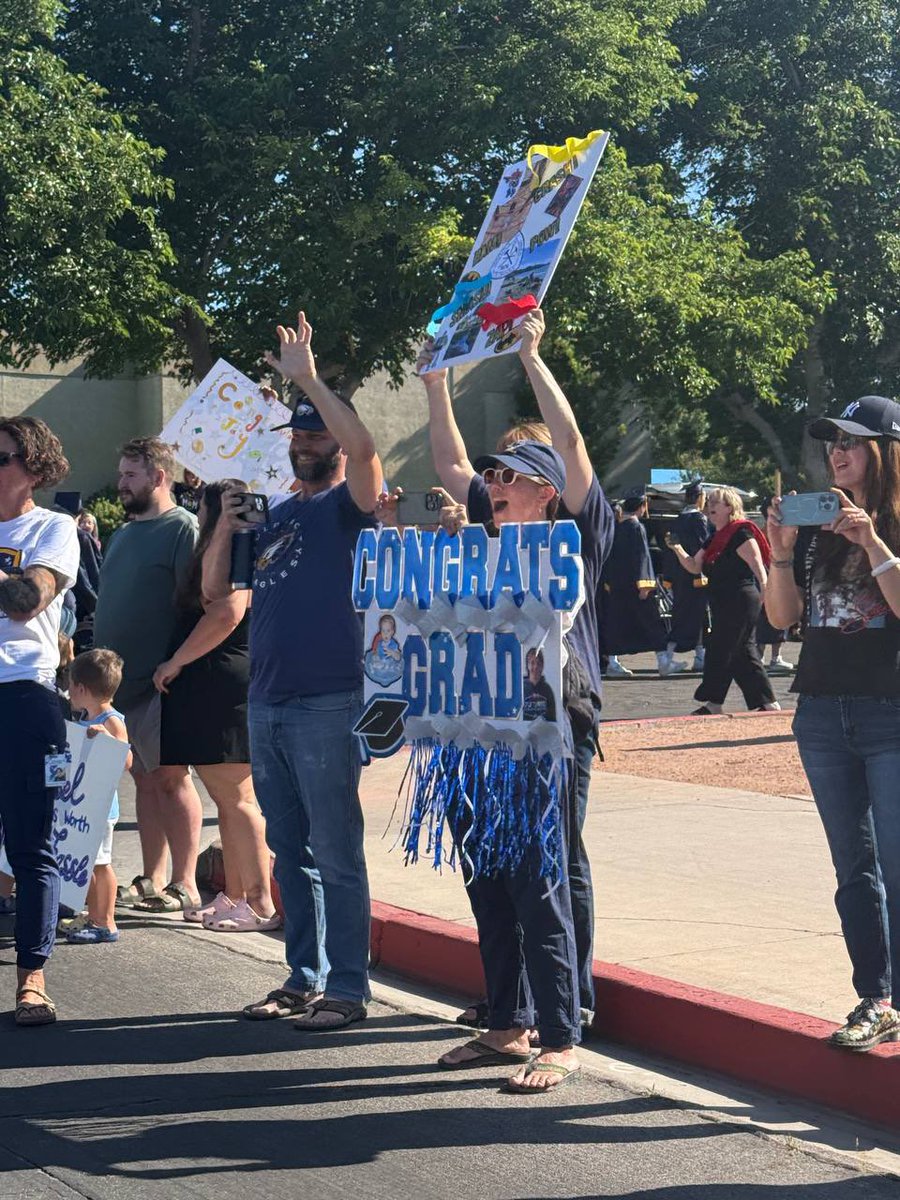 boulder_hs's tweet photo. The cheering from families and parents this morning brought so much energy to the Grad Walk. Thank you for helping make this tradition so special for our seniors. 🎓👏 #bchs41 #gradwalk #classof2026 https://t.co/1v07hnynyT