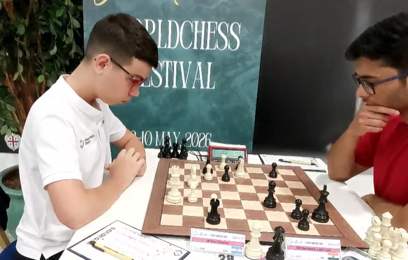 🚨FAUSTINO ORO MÁS CERCA QUE NUNCA DE SER GRAN MAESTRO🚨

El prodigio argentino de 12 años sigue combatiendo en Cerdeña, Italia, buscando obtener su última norma de Gran Maestro y así alcanzar el título máximo del ajedrez.

Sería el más joven de la historia en hacerlo con las