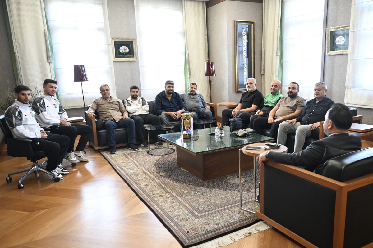 Bölgesel Amatör Lig’e yükselerek ilçemize büyük bir gurur yaşatan Sarıçam Kürkçüler Spor Kulübü’nün sporcularını, antrenörlerini, yöneticilerini ve Kulüp Başkanı Metin Eker’i belediyemizde ağırladık.

Azimleri, mücadeleleri ve elde ettikleri bu önemli başarı dolayısıyla