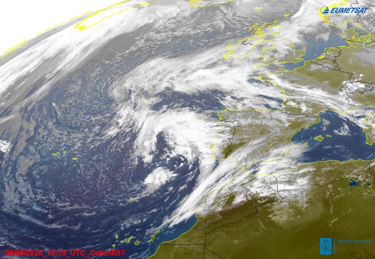 Meteohuelva's tweet photo. Ya tenemos la borrasca bien posicionada frente a las costas de Portugal con el primer frente ya rozando el cabo de San Vicente.

Las primeras lluvias llegarán a la provincia de Huelva esta próxima madrugada cuando hay posibilidad de tormentas localmente intensas que pueden venir acompañadas de granizo. 

A partir del mediodía de mañana baja la probabilidad de lluvia pero en ningún momento desaparece el riesgo de algún chubasco.