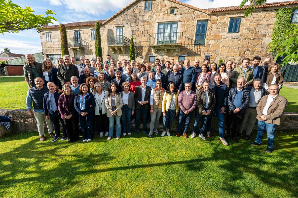 AlfonsoRuedaGal's tweet photo. Na Xornada de Convivencia do @pontevedrapp, puxemos en valor unha receita que nos define: unión, escoita e espírito de equipo.

Coa vista posta nas municipais de 2027, seguimos traballando para reforzar un proxecto dedicado á xente e preparado para seguir sumando confianza https://t.co/qeDCZksY88