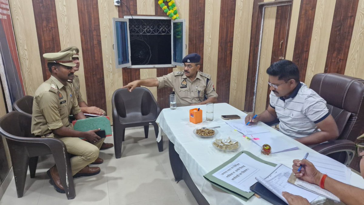 mohammadwaris_'s tweet photo. एटा-एसएसपी @DRElamaranIPS  द्वारा थाना अवागढ़ पर जलेसर सर्किल के समस्त थानों का किया अर्दली रूम अर्दली रूम के दौरान की गई विस्तृत समीक्षा संबंधित को दिए आवश्यक दिशा निर्देश  @Uppolice @rangealigarh @adgzoneagra @dgpup https://t.co/vg65ifq45T