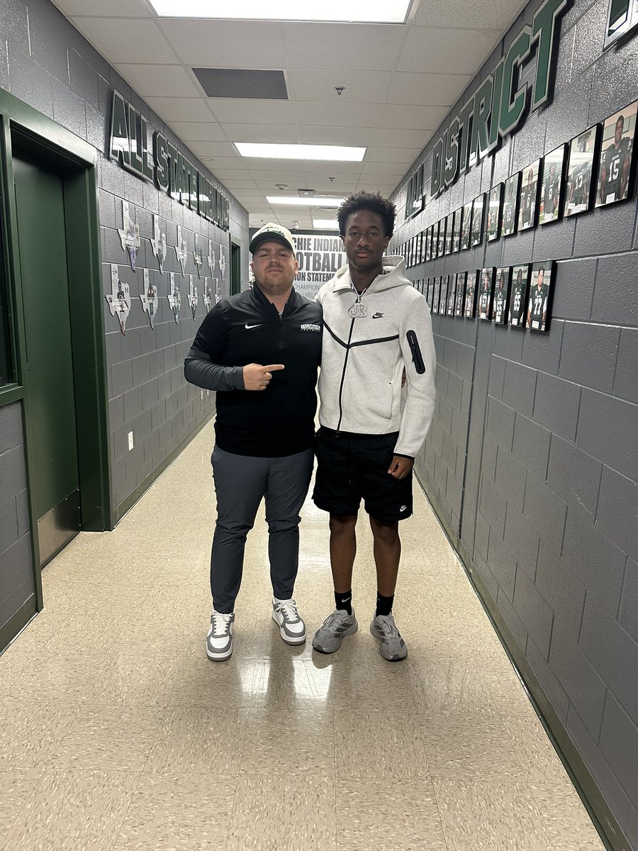 BalloutMark4's tweet photo. After a great conversation with @coachanarumo I am blessed to receive a d1 offer from @Wagner_Football 

@CoachMoser12 @TheZacWilliams @CoachJRWilliams @NDNFootball @TFloss32 https://t.co/1uIUkbtaVp