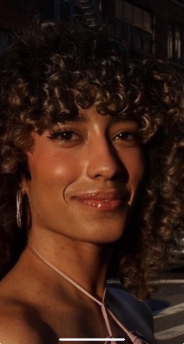 Logan_Y101's tweet photo. @caramelcolored @SalvoPancakes Look at that masculine jawline. Yikes https://t.co/OqHnvuzBEm