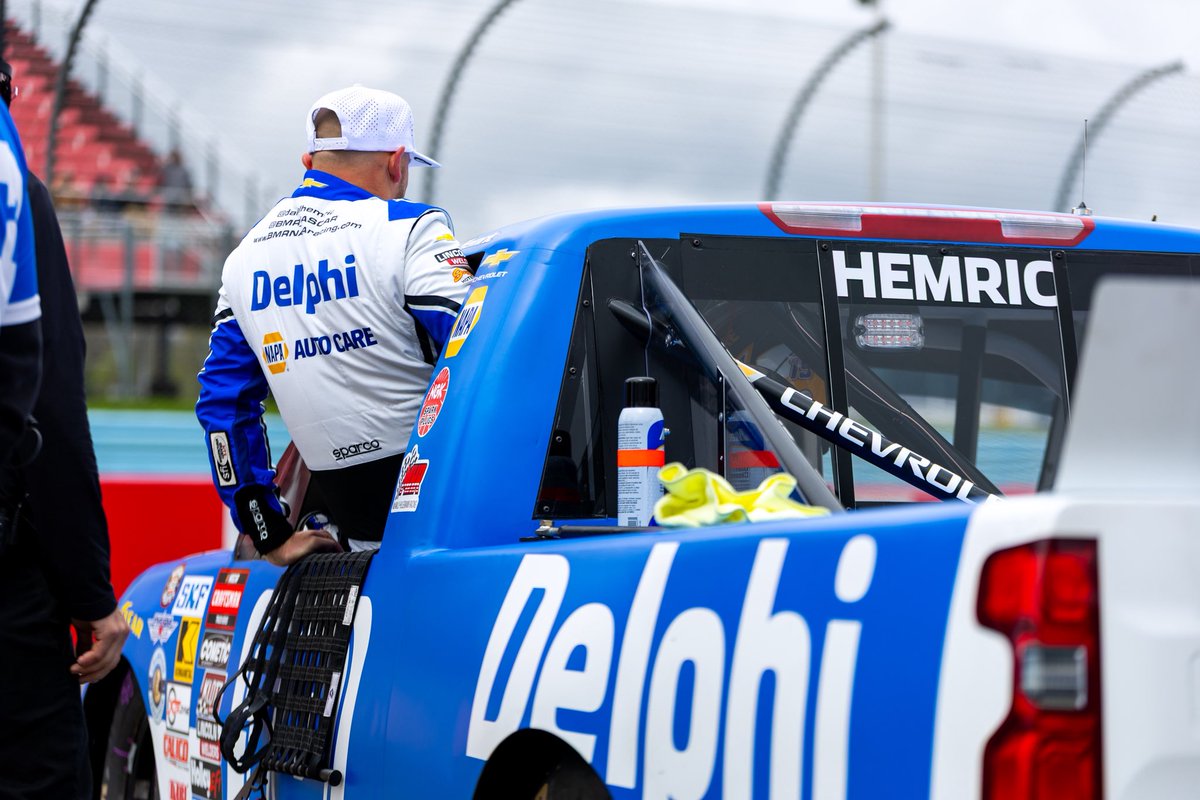 DanielHemric's tweet photo. Strapping back in the @delphiautoparts beauty here in just a bit. Race time @WGI 👊🏼 https://t.co/J44g9tHtAw