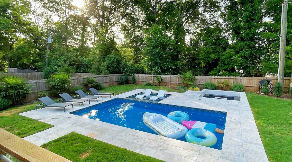 Let’s make this a splashing summer! 🩵💦💙. The Stockholm #fiberglasspool model with custom tiled #tanningledge and sunken fire pit. #backyard