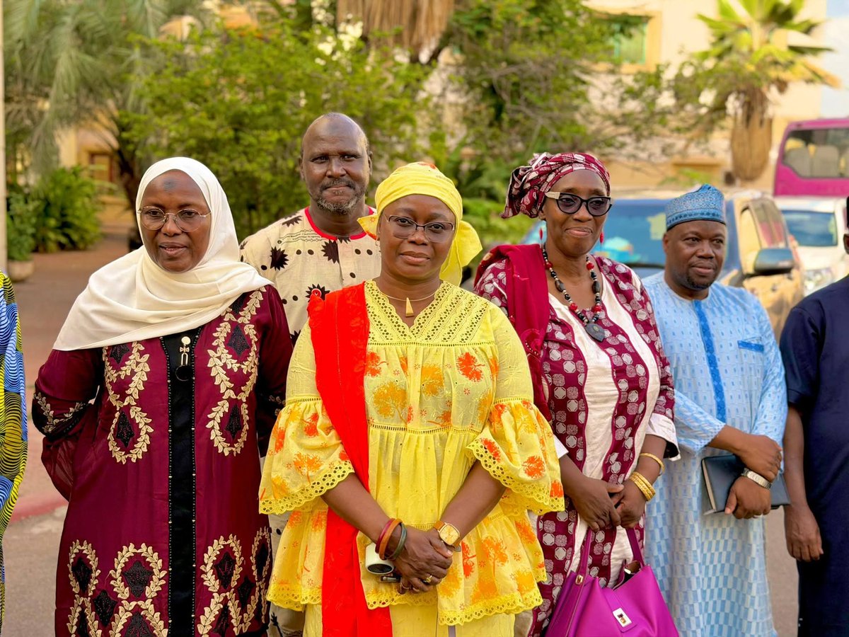 MSDS_Mali's tweet photo. 🇲🇱 Solidarité nationale : le ministère de la Santé et du Développement social,avec le Commissariat à la sécurité alimentaire,a remis 30 tonnes de riz et 20 millions FCFA aux familles endeuillées par les attaques du 25 avril 2026.
#MSDS #ComissariatSecuritéAlimentaire #Solidarité https://t.co/EvtaVEk3d9