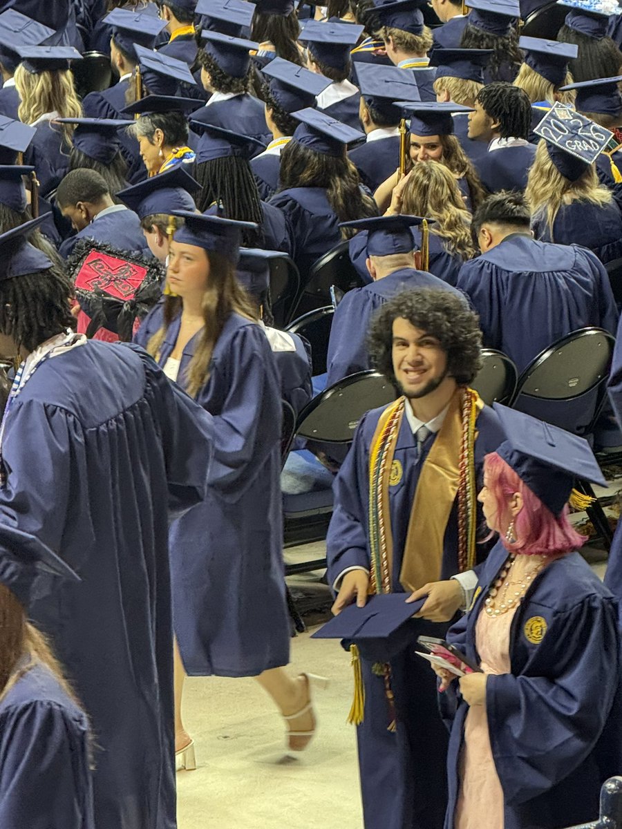 OhHeyItsAvion's tweet photo. I graduated today! Finally! 4 years of school have finally paid off!!! https://t.co/D6zg4Ohdl7