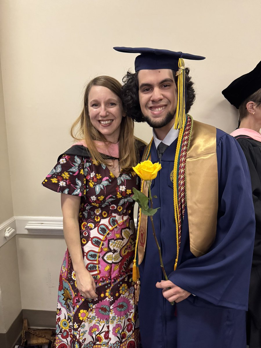 OhHeyItsAvion's tweet photo. I graduated today! Finally! 4 years of school have finally paid off!!! https://t.co/D6zg4Ohdl7