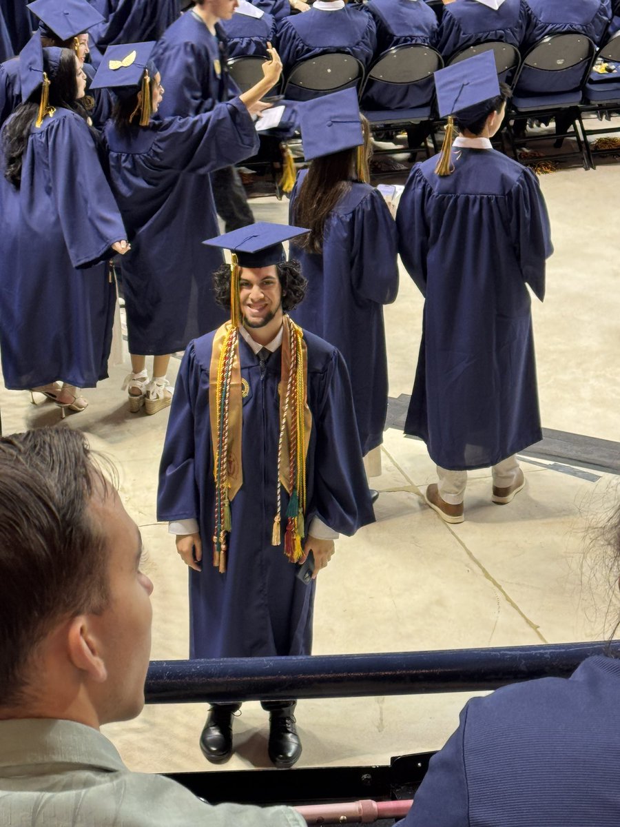 OhHeyItsAvion's tweet photo. I graduated today! Finally! 4 years of school have finally paid off!!! https://t.co/D6zg4Ohdl7