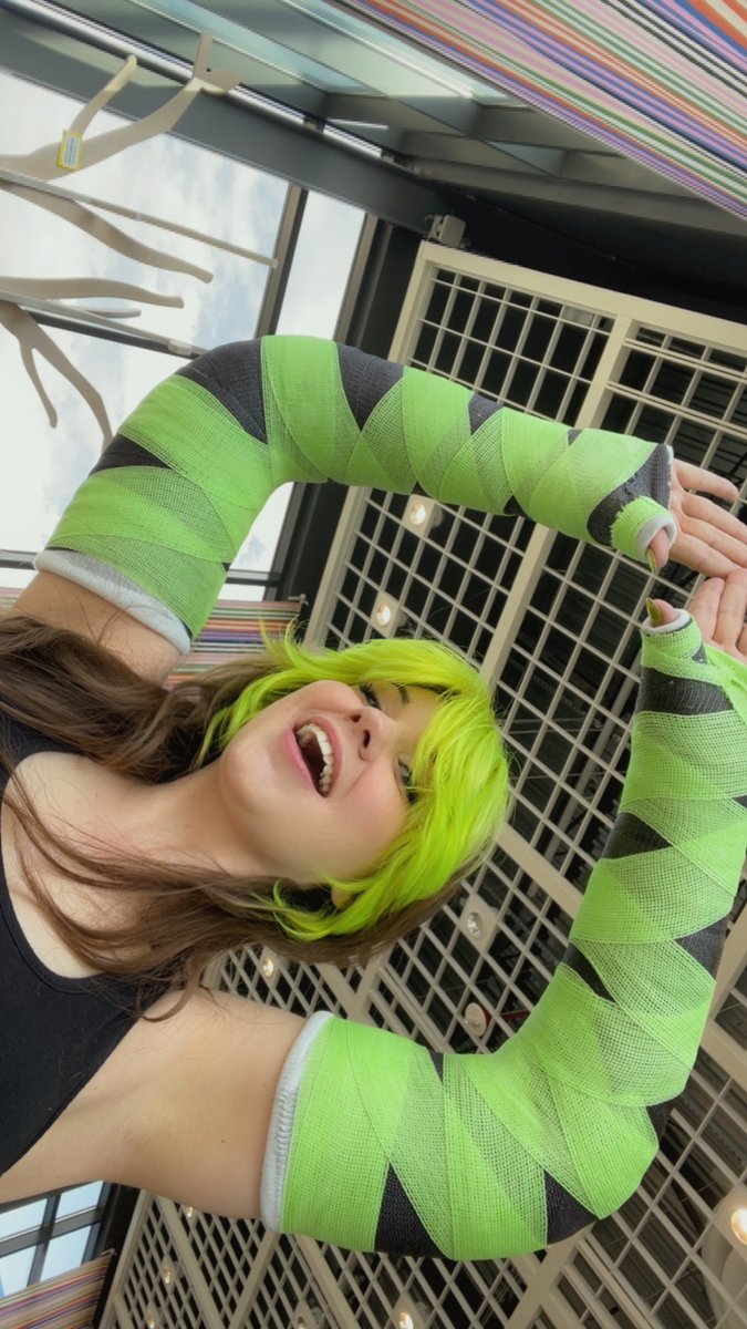 FaeDcay's tweet photo. First arm casts 💚💚 https://t.co/BqqmwG8ldf