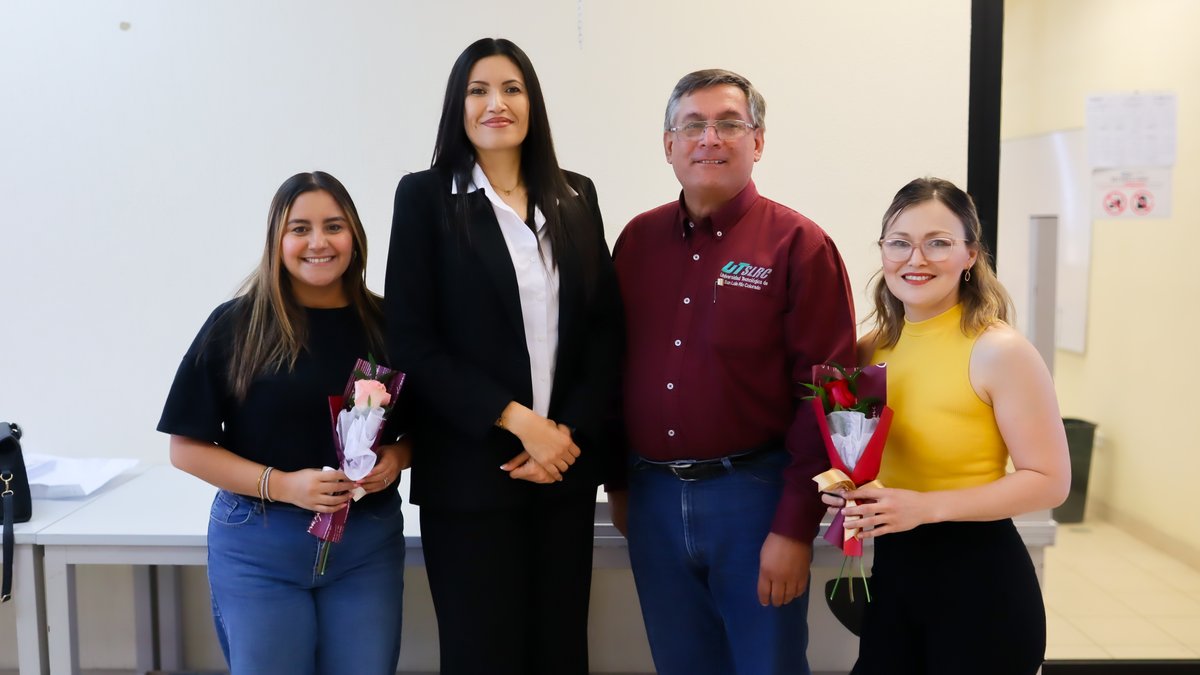 UTSLRC3's tweet photo. En conmemoración del #10DeMayo, nuestra Rectora, Mtra. Paola Torres Félix, compartió un momento especial con las madres que forman parte del personal y comunidad de la #UTSLRC, realizando la entrega de una flor.💐

#ExcelenciaEnInnovaciónYProgreso #SomosUTSLRC #DíaDeLasMadres https://t.co/gpqJniZyWY