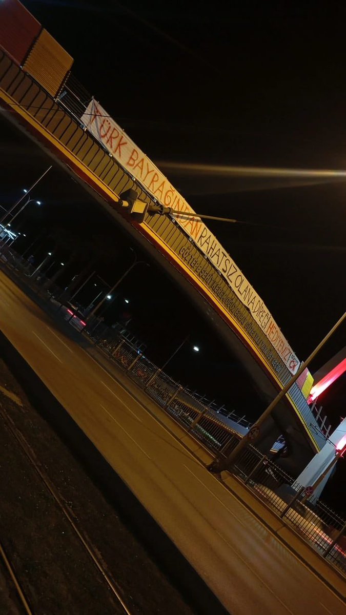 goztepetv1925's tweet photo. Göztepe Köprüsünde Anlamlı Pankart

Türk bayrağında rahatsız olana direği hediyemizdir 🇹🇷 https://t.co/wUcxcSxDkI
