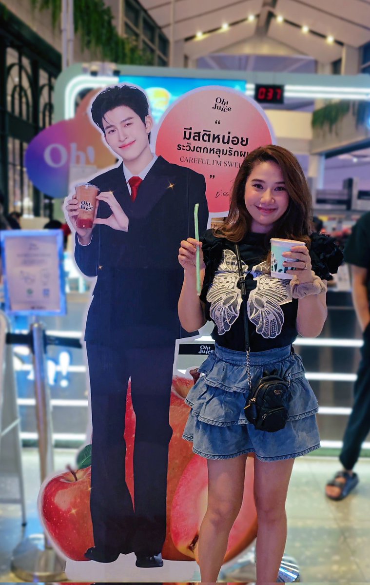 MAKUDJI's tweet photo. เห็นสแตนดี้ผมวิ้งเลยคับ ดึกจนร้านจะปิดก็ต้องปั่นให้ผมถ่ายกับท่านประธานก่อน55555
#OhJuicexPondNaravit
#OHJUICETHAILAND
#LoveTakeover https://t.co/1gf1oAO0w4