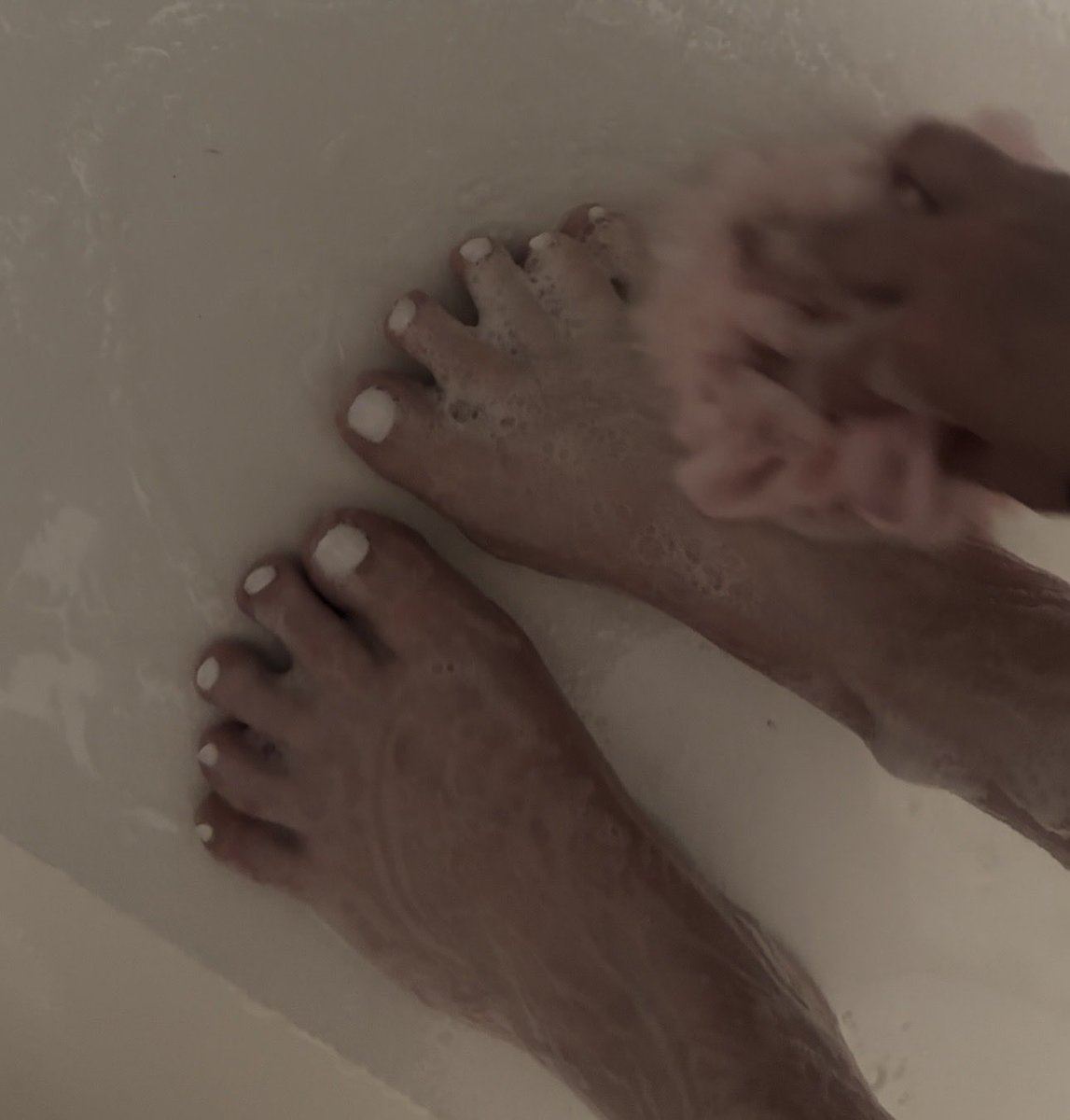 Sirensoles818's tweet photo. Dm to see the full video 🥰 #feet #feetfetısh #feetworshi̇p #viral #solecontent https://t.co/9GyhLQlu1D