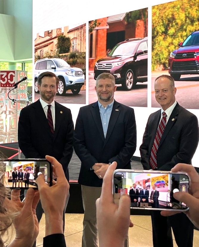 Indiana_EDC's tweet photo. IEDC President Josh Richardson was in Princeton, Indiana this week to help celebrate 30 years since Toyota broke ground on its second U.S. vehicle manufacturing plant there.

Read more: https://t.co/eeZztdcZ4H https://t.co/croT3rusVo