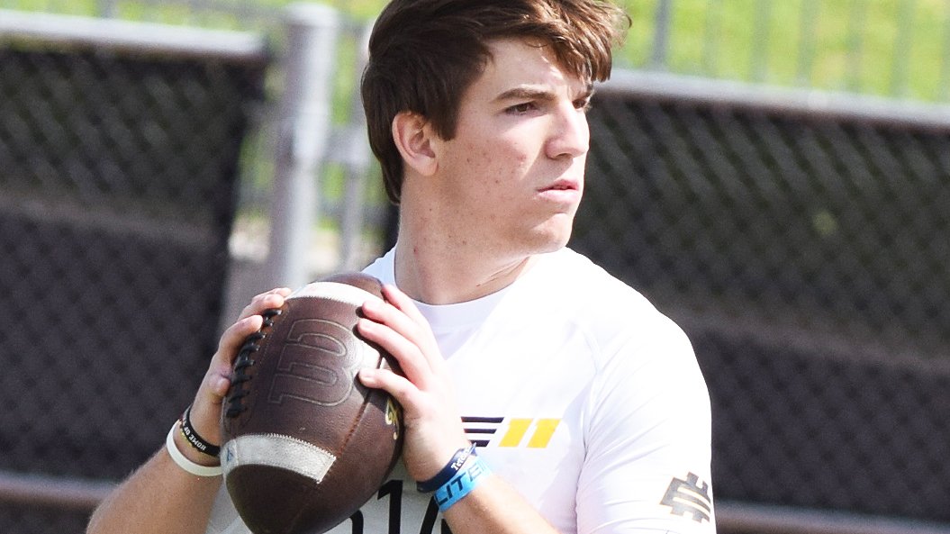 GPowersScout's tweet photo. 5 #TXHSFB QBs who have a VERY strong case for moving up in the 2027 prospect rankings. 📈

@NoahSpinks 
Flame-throwing lefty

@BuckRandall6 
Accurate, dual-threat

@CamdenHughes27 
Elite pocket presence, footwork

@9GrantSweeney
Stat-producing giant

@TheKhylanDavis 
Versatile, multi-sport star

Very deep QB class, 15 prospects currently with P4 grades!