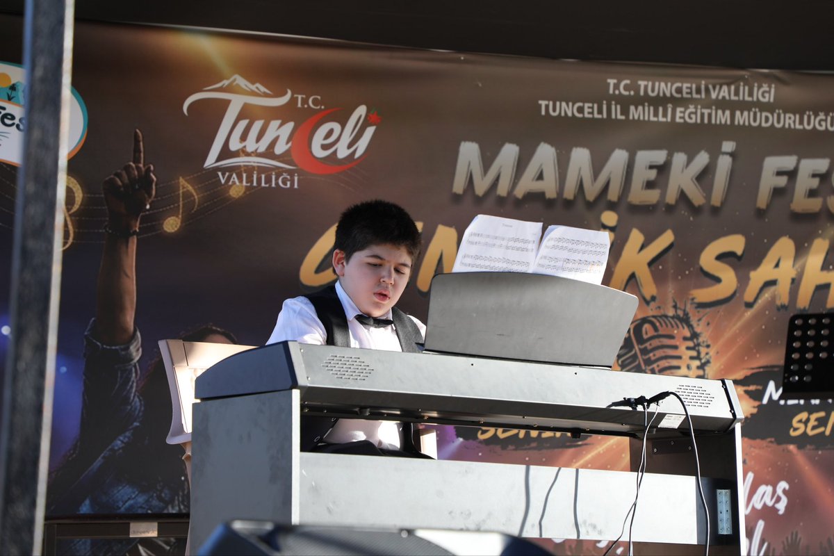 Tunceli_MEM's tweet photo. 🎶MamekiFest Gençlik’in ikinci gününde sahne yine müziğin, gençliğin ve coşkunun adresi oldu!

Çocuk korolarından türkülere, piyano ve yan flüt dinletilerinden gençlerin sahne performanslarına kadar birbirinden renkli gösteriler festival alanına unutulmaz anlar yaşattı. 🎤🎼🎹

Şarkılar hep bir ağızdan söylendi, türküler Mameki’de yankılandı, sahne gençlerin enerjisiyle doldu. 
Program boyunca şiirler okundu, eğlenceli oyunlar oynandı ve gençler hem yeteneklerini sergileme hem de doyasıya eğlenme fırsatı buldu. 🌿🎭🎶

MamekiFest’te gençliğin sesi, ritmi ve heyecanı ikinci gününde de şehre renk katmaya devam etti!

💕 #CanCanaTunceli 💕

@tcmeb @Yusuf__Tekin @sefikaygol @BahameddinK