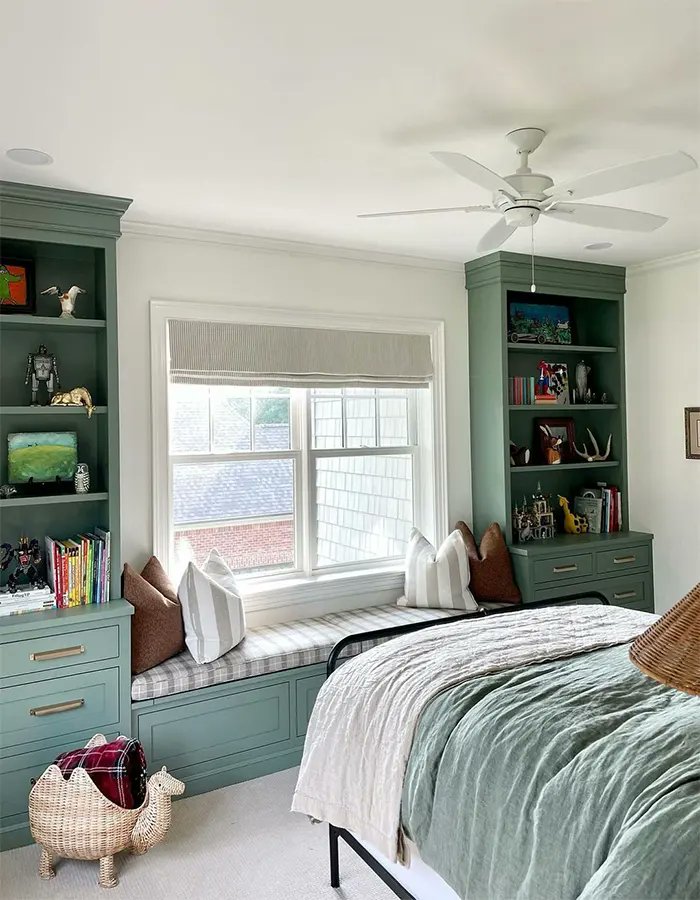 TheLemeDecor's tweet photo. Small bedroom with a bed against the wall, built-in shelving around the window, integrated storage, and soft textiles, creating an efficient space-saving layout.

#BedroomDesign #SmallSpaceDesign #HomeDecor #InteriorDesign #BuiltInStorage #CozySpaces #MinimalStyle #RoomInspo https://t.co/6dnHJT3TTW