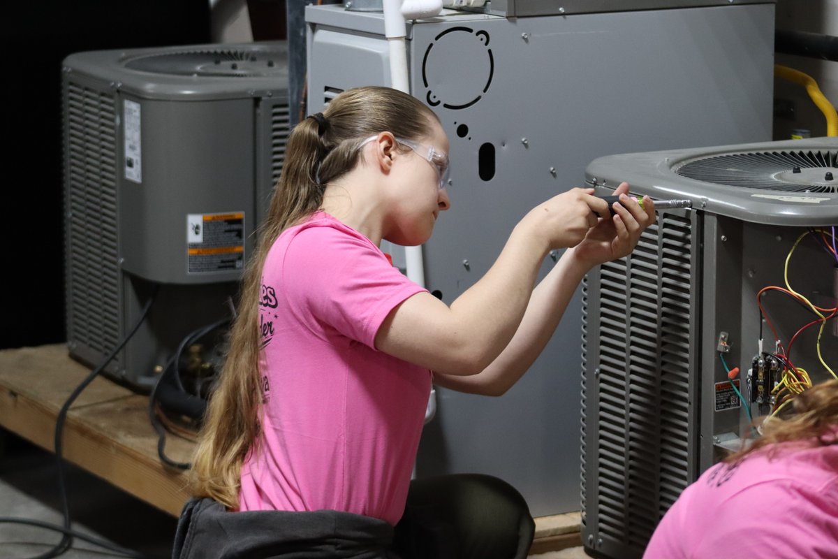 ABCofIowa's tweet photo. More than 90 students &amp; educators joined ABC of Iowa &amp; the Boone EDGE program for the first-ever Build Like A Girl: Women in Trades event! Students explored careers in HVAC, plumbing &amp; electrical through hands-on learning w/industry professionals &amp; apprentices.#ABCMeritShopProud https://t.co/HsDmOqQBn9