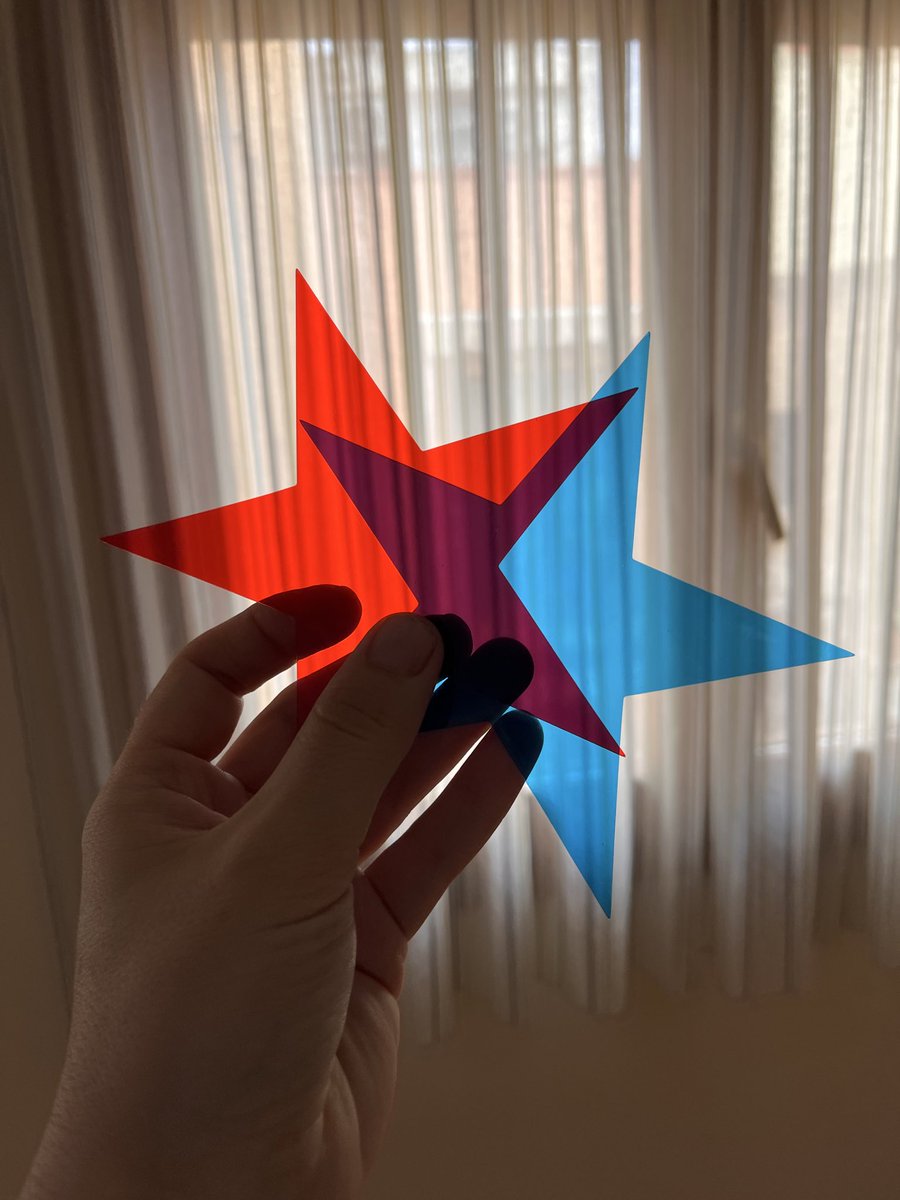 Rojo y azul= Violeta 🤧

Ay mi kiki