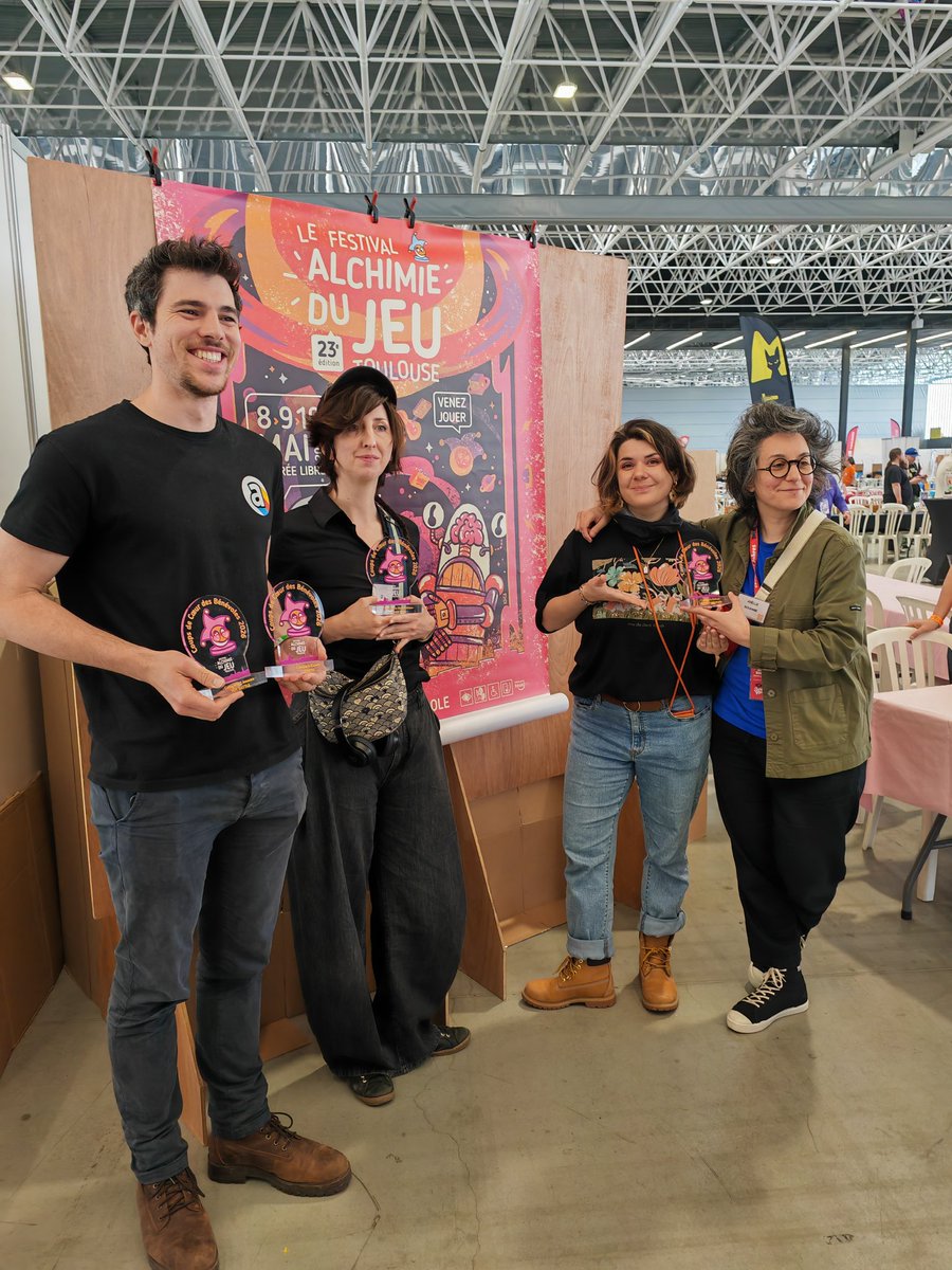 lemagdejeux's tweet photo. L'Alchimie du Jeu s'est ouverte sur les prix des bénévoles. L'île des Mookies remporte le prix du jeu Enfants, Flip Seven celui du Jeu d'ambiance, Take Time celui du Jeu Famille et des illustrations, Toy Battle le prix du jeu 2 joueurs, et enfin Zenith celui du Jeu expert ! https://t.co/tlZKtTWk1x